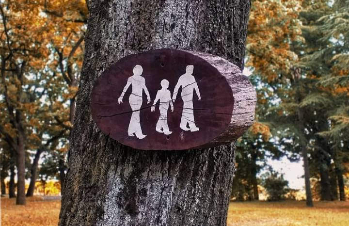 Drvena ploča sa slikom srećne porodice na drvetu